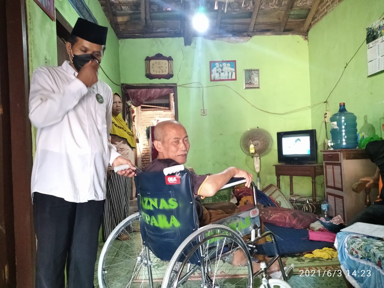 Pemberian Bantuan Kursi Roda Bapak Sukahar