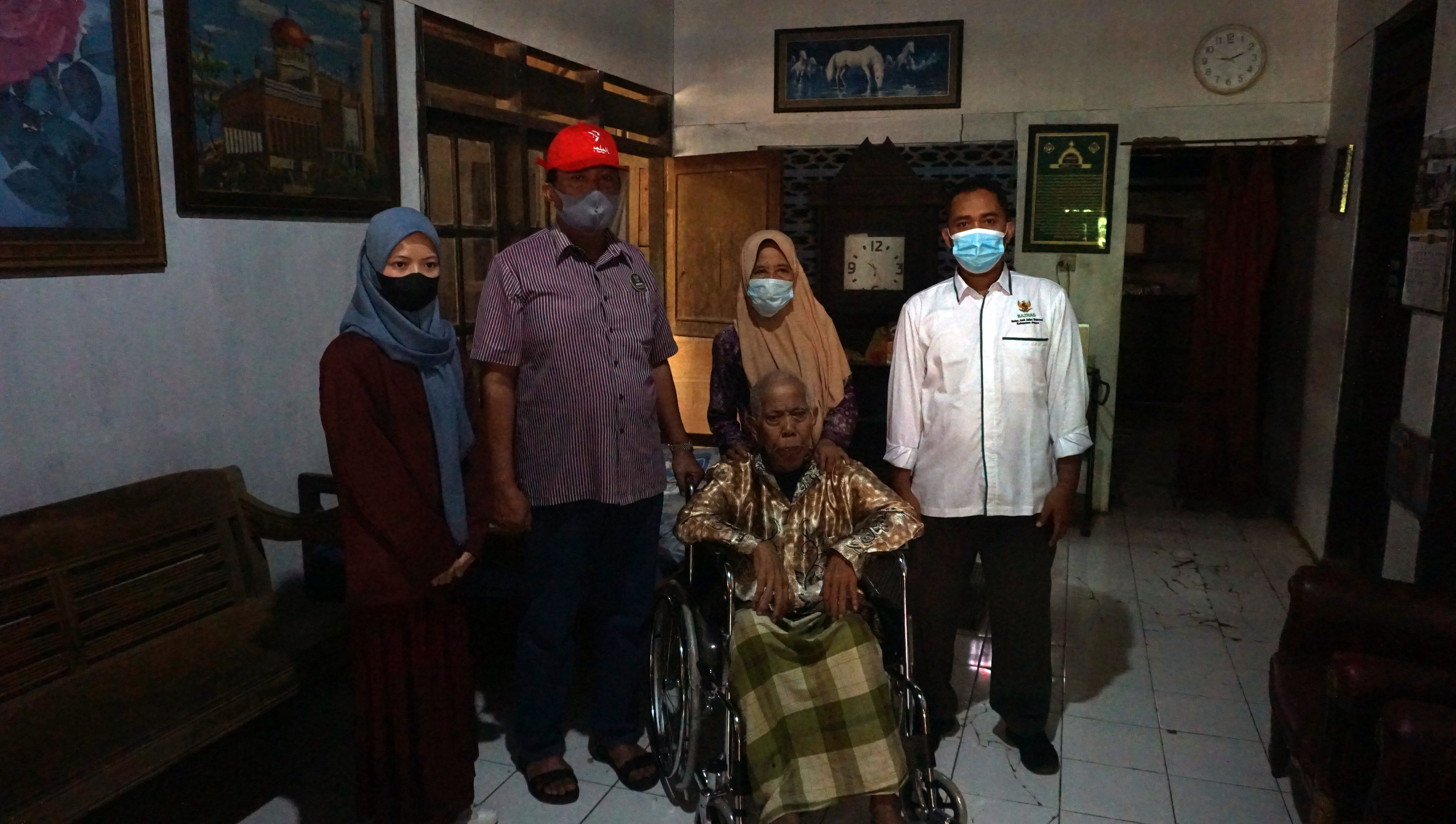 Penyaluran Bantuan Kursi Roda SOCO 3