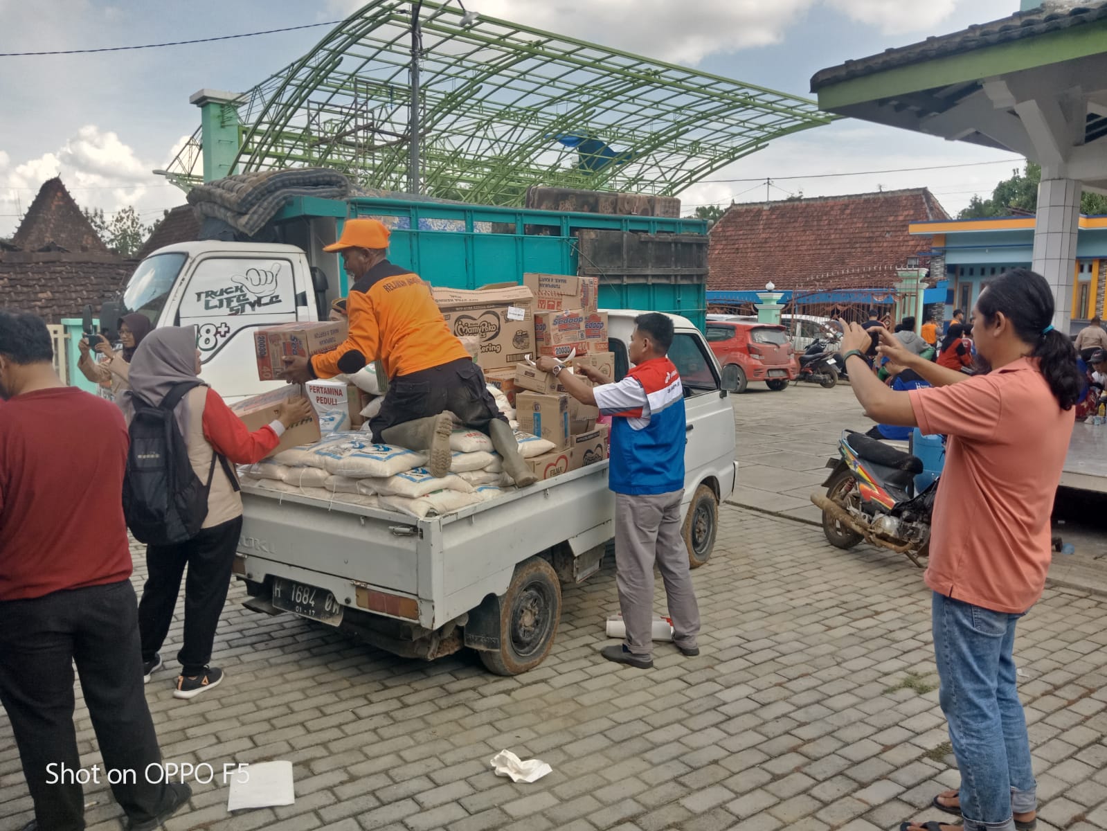 Penyerahan Paket Sembako dan Bantuan Lainnya